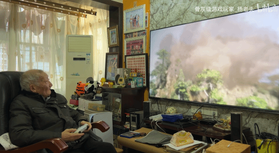 90岁杨老头体验PS5版《黑神话：悟空》：非常投入 眼里有光！
