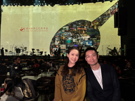 《黑神话》萍萍配音晒游科年会照：还有定制戒指拿？