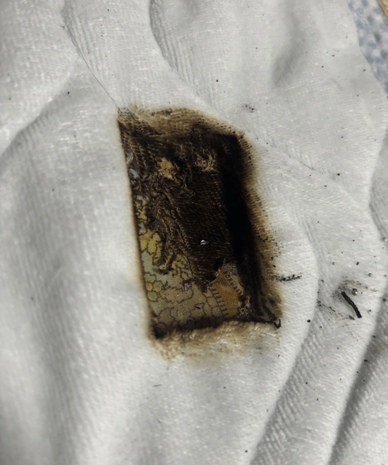 玩家睡觉时床头的PSP突然爆炸！被褥都被烧出个大坑
