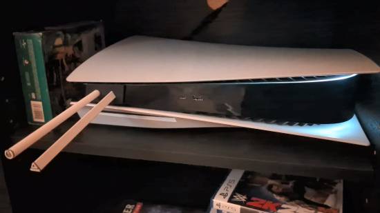 PS5机身按钮不够显眼？玩家整活DIY巨大按键引热议