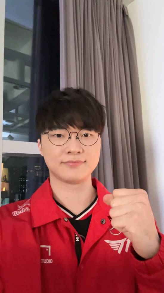 Faker录视频恭喜Uzi：愿你像巅峰时那样创造精彩！