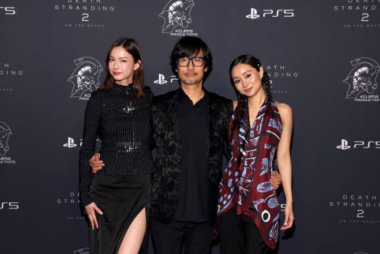 羡慕！小岛秀夫分享红毯合影：左拥右抱两位大美女