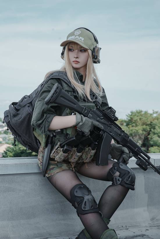 金发美女COS《逃离塔科夫》角色：身材超棒 颜值超高！