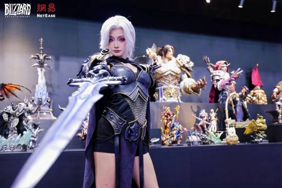 暴雪CJ展台超长雕像墙返图 更有多位美女Coser!