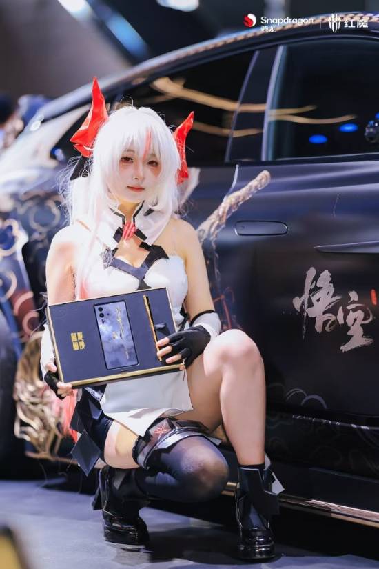 有美女Coser!红魔10SPro斗战胜佛版联动黑神话痛车!