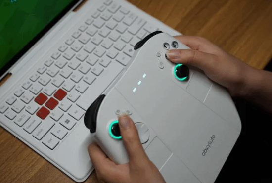 腾讯英特尔联合打造！巨型裸眼3D掌机准备开卖了