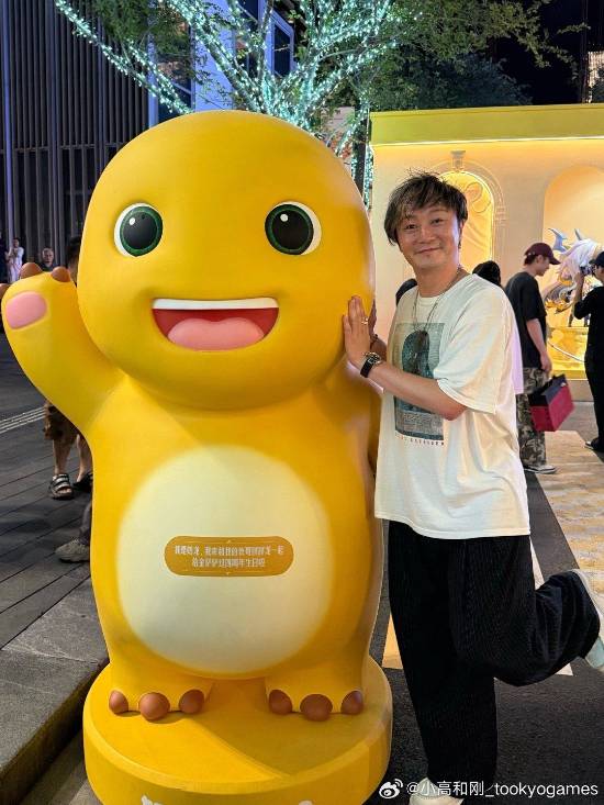 小高和刚晒印有自己和奶龙合照的小镜子：我会用它好好打磨自己的容貌！