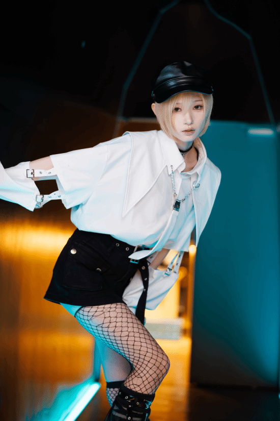 樱花妹cos《寂静岭f》女主：超绝美背 不拔火罐可惜了
