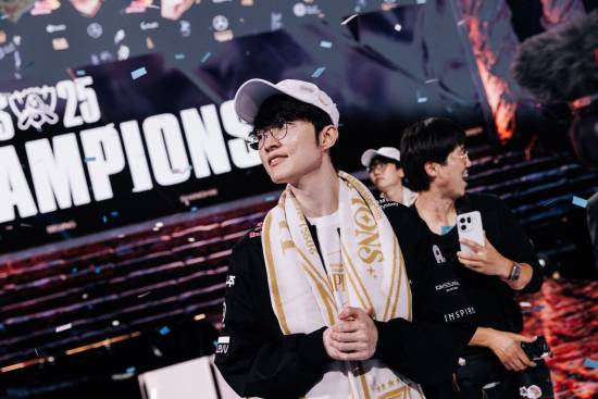 Faker微博晒S15奖杯合照！T1战队官方：神！