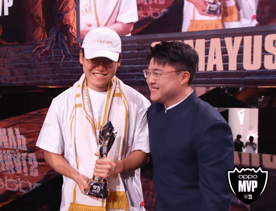 我偶像Uzi亲手颁的！T1 Gumayusi展示FMVP奖杯