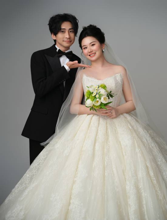 《英雄联盟》主播小明剑魔晒与妻子结婚照：我爱我老婆！