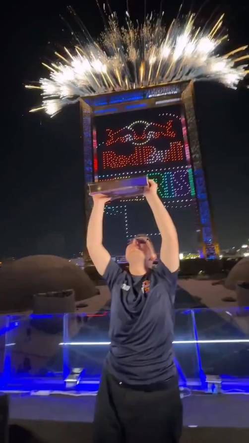 史上最大《俄罗斯方块》!近三千架无人机实时同步操作