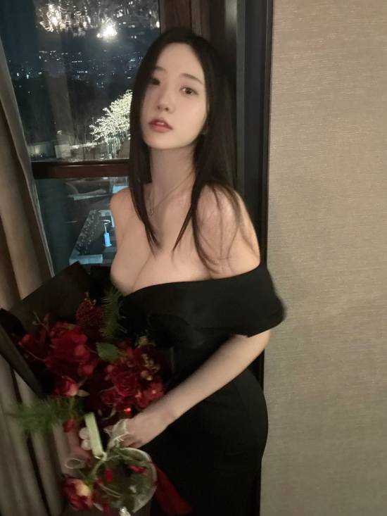 《剑星》体模圣诞节新美照：性感身材祝圣诞