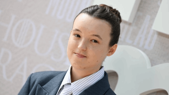 《最后生还者》\”小熊女\”谈尼尔：虽然不再参与第三季的拍摄 但依然与大家同在