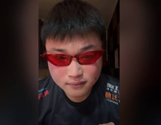 神是伪造的!抖音出现拼夕夕简自豪:RNG战袍、红眼镜